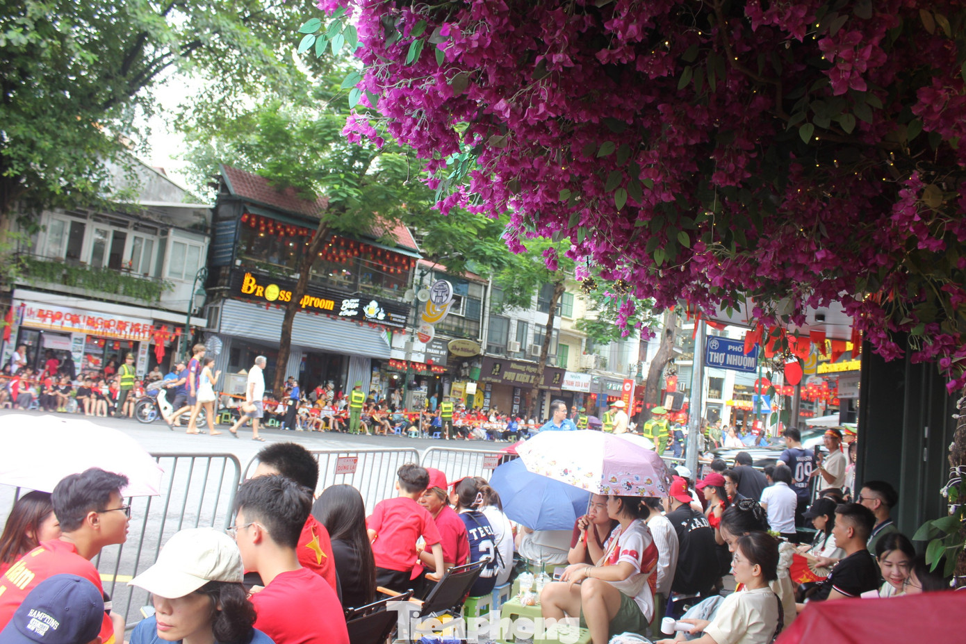 'Hốt bạc' nhờ bán nước, cho thuê ghế xem diễu binh, diễu hành- Ảnh 1.