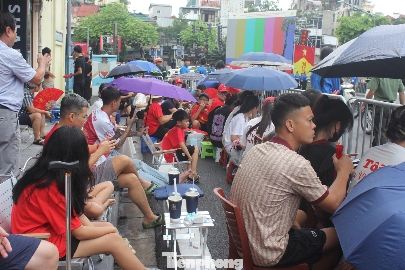 'Hốt bạc' nhờ bán nước, cho thuê ghế xem diễu binh, diễu hành- Ảnh 4.