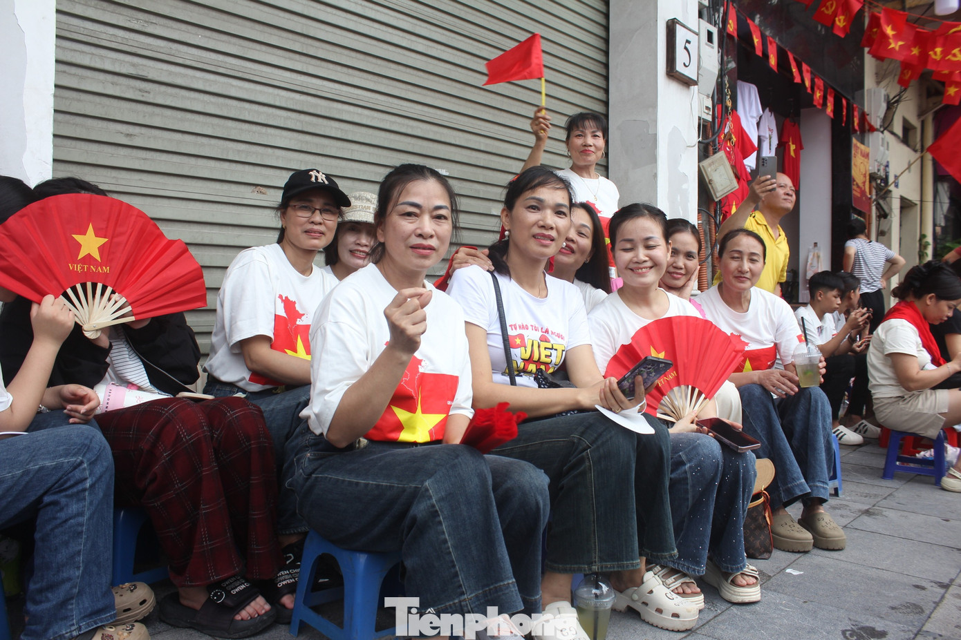 'Hốt bạc' nhờ bán nước, cho thuê ghế xem diễu binh, diễu hành- Ảnh 7.