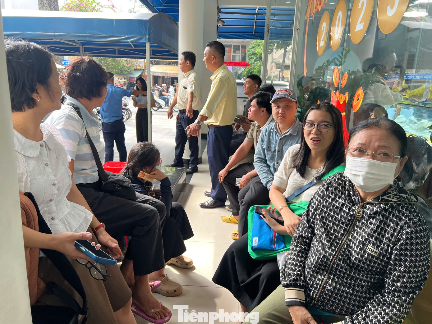 Người d&acirc;n chen ch&acirc;n "v&eacute;t" sạch v&agrave;ng giữa "cơn b&atilde;o" gi&aacute;- Ảnh 1.