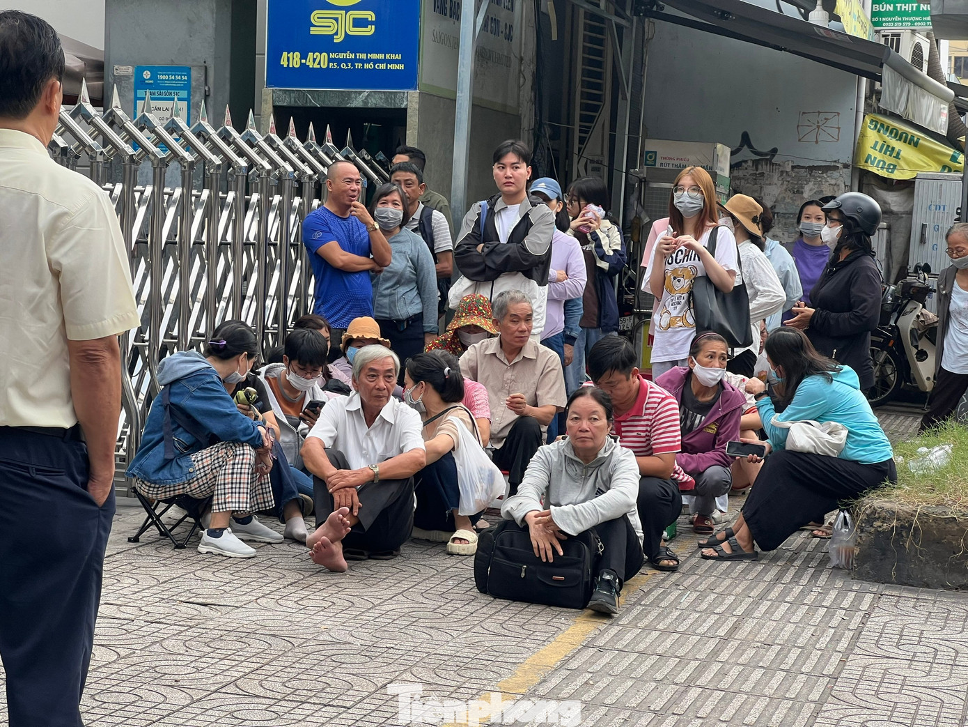 Người d&acirc;n chen ch&acirc;n "v&eacute;t" sạch v&agrave;ng giữa "cơn b&atilde;o" gi&aacute;- Ảnh 2.