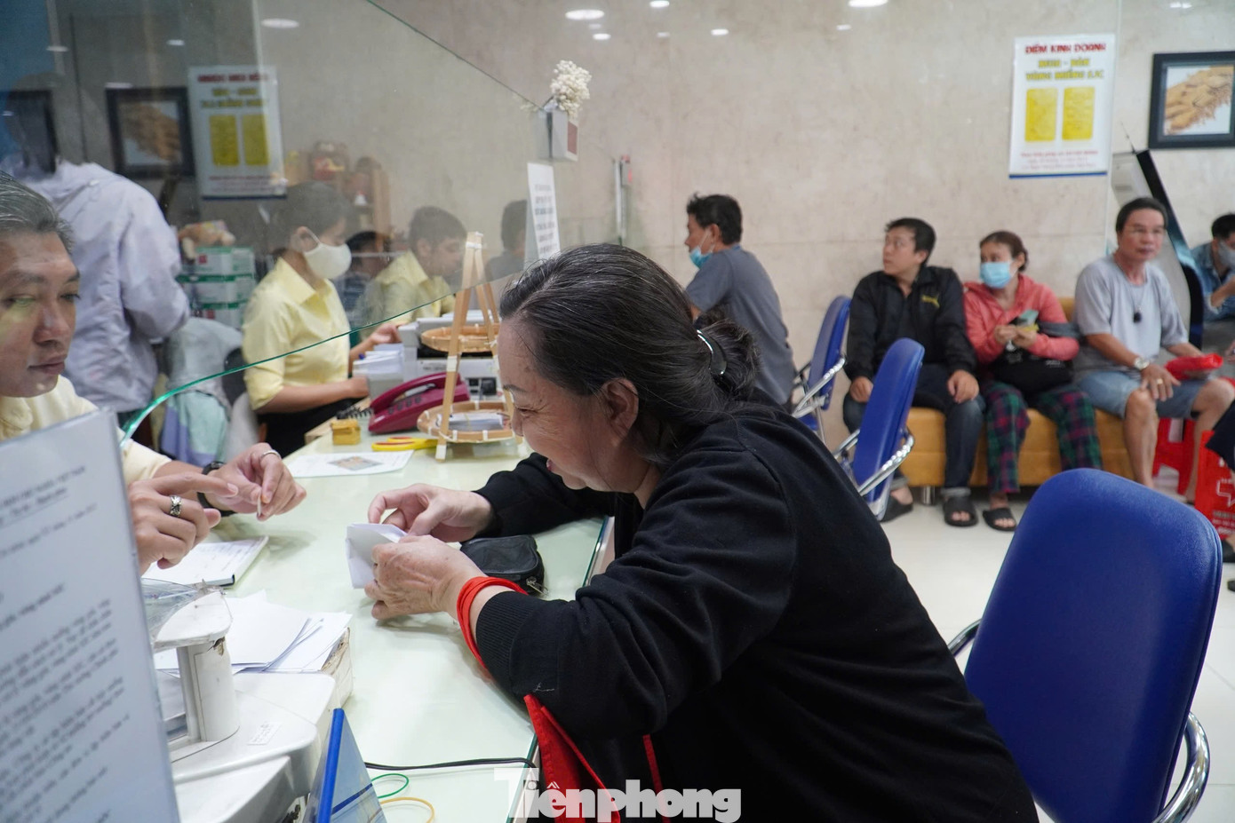 Người d&acirc;n chen ch&acirc;n "v&eacute;t" sạch v&agrave;ng giữa "cơn b&atilde;o" gi&aacute;- Ảnh 3.