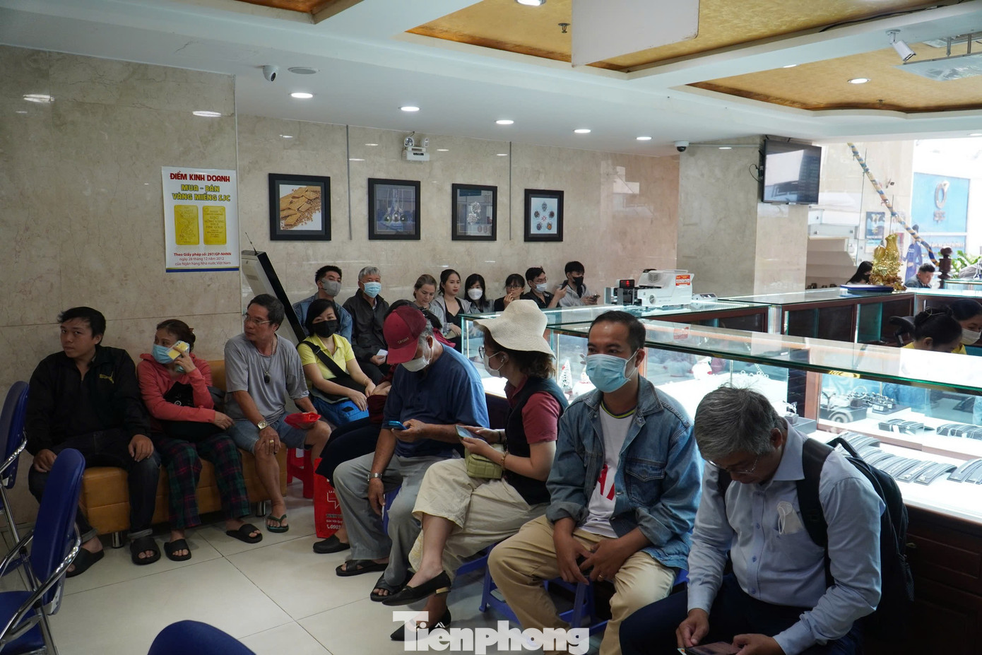 Người d&acirc;n chen ch&acirc;n "v&eacute;t" sạch v&agrave;ng giữa "cơn b&atilde;o" gi&aacute;- Ảnh 4.