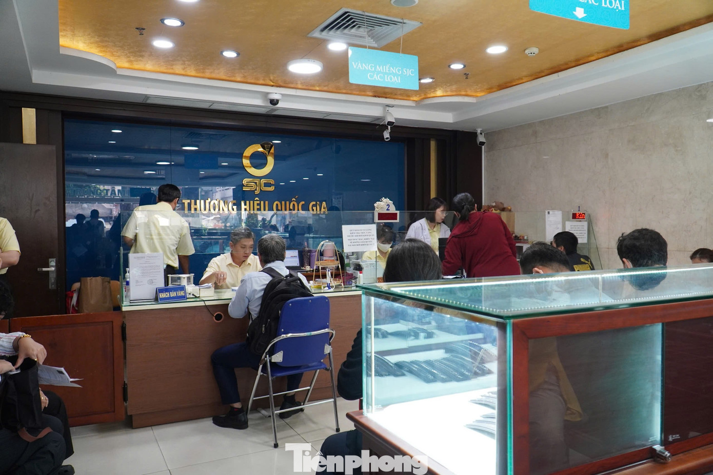 Người d&acirc;n chen ch&acirc;n "v&eacute;t" sạch v&agrave;ng giữa "cơn b&atilde;o" gi&aacute;- Ảnh 11.