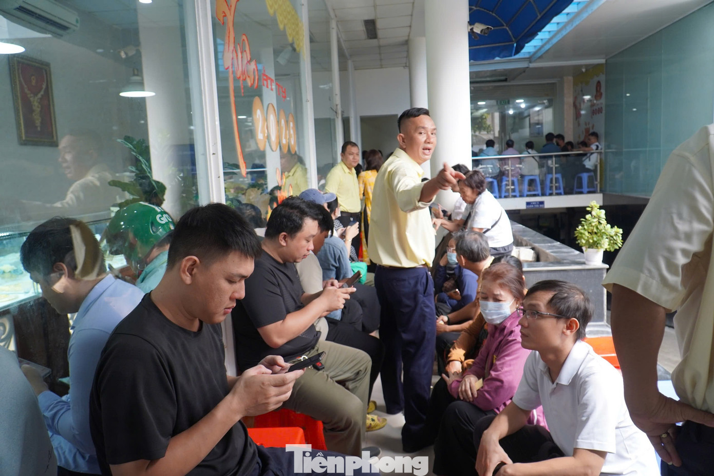 Người d&acirc;n chen ch&acirc;n "v&eacute;t" sạch v&agrave;ng giữa "cơn b&atilde;o" gi&aacute;- Ảnh 5.