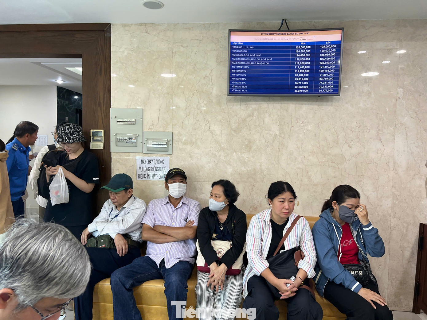 Người d&acirc;n chen ch&acirc;n "v&eacute;t" sạch v&agrave;ng giữa "cơn b&atilde;o" gi&aacute;- Ảnh 7.