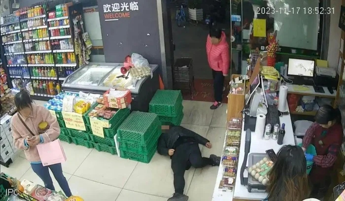 Cãi nhau với nhân viên cửa hàng tiện lợi, người phụ nữ ngã quỵ rồi tử vong- Ảnh 1.