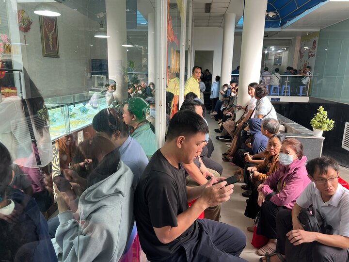 Tiệm vàng ở TP.HCM kín khách ngày giá lên 128 triệu đồng/lượng- Ảnh 1.