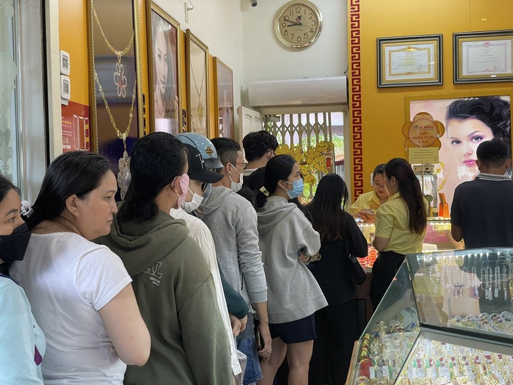 Tiệm vàng ở TP.HCM kín khách ngày giá lên 128 triệu đồng/lượng- Ảnh 2.