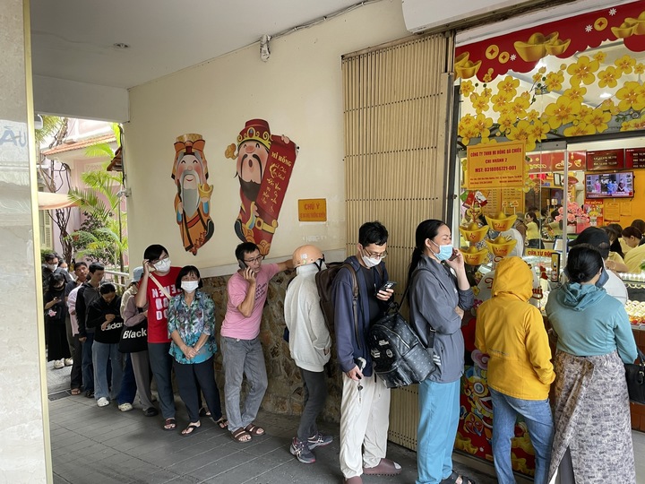 Tiệm vàng ở TP.HCM kín khách ngày giá lên 128 triệu đồng/lượng- Ảnh 3.