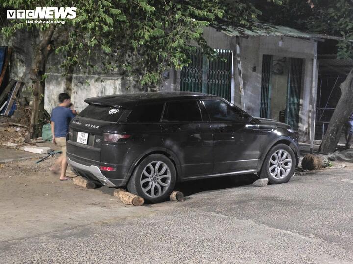 Range Rover tông 2 xe máy rồi lao vào trụ nhà dân ở Đắk Lắk- Ảnh 2.
