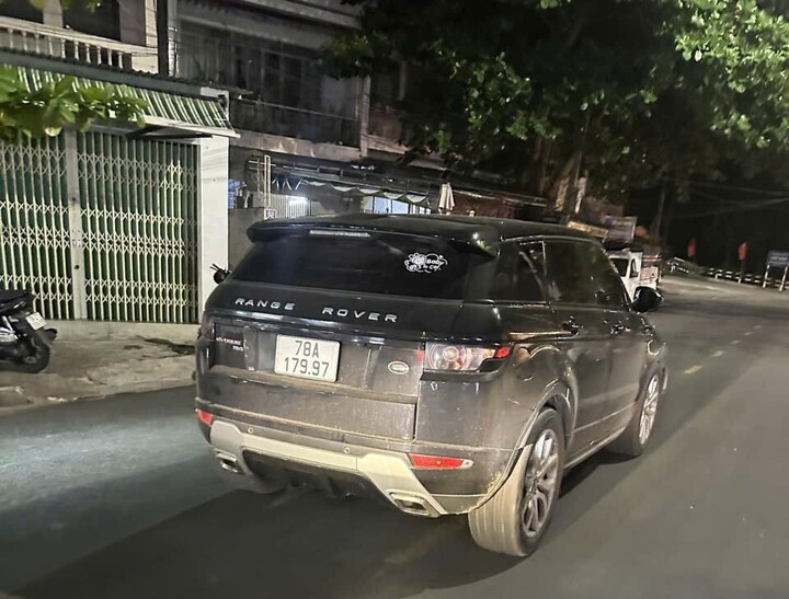 Range Rover tông 2 xe máy rồi lao vào trụ nhà dân ở Đắk Lắk- Ảnh 1.
