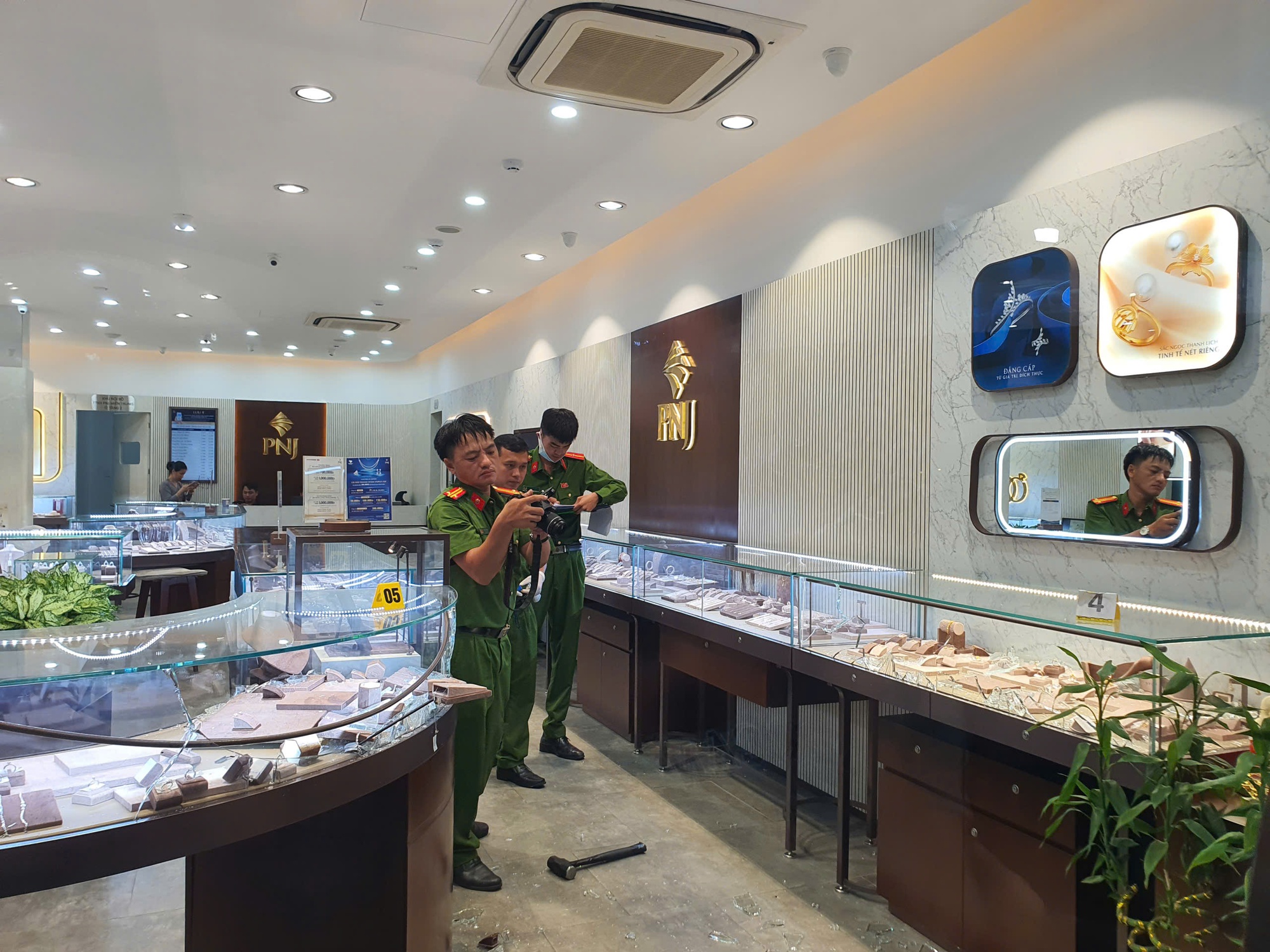 Chân dung đối tượng nước ngoài cướp tiệm vàng liều lĩnh ở Đà Nẵng: Bị bắt sau 15 giờ gây án- Ảnh 4.