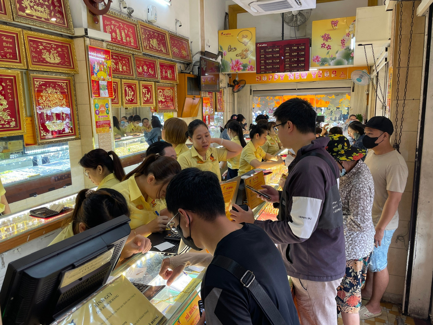 Người d&acirc;n chen ch&acirc;n "v&eacute;t" sạch v&agrave;ng giữa "cơn b&atilde;o" gi&aacute;- Ảnh 9.