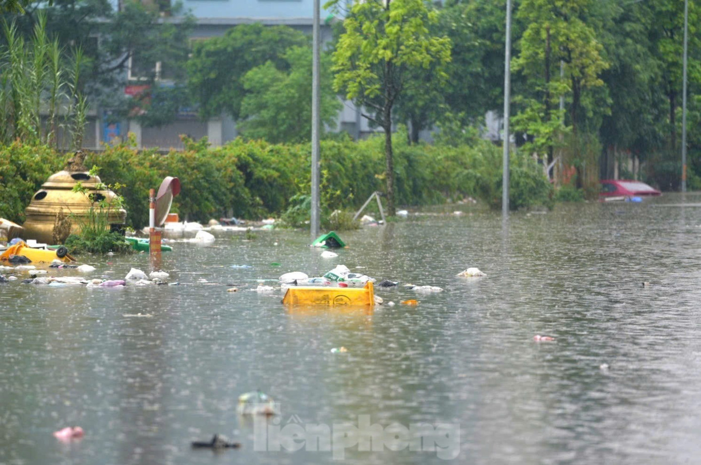 Mưa lớn kéo dài, một số tuyến phố Hà Nội vẫn ngập sâu, cuộc sống sinh hoạt bị đảo lộn- Ảnh 6.