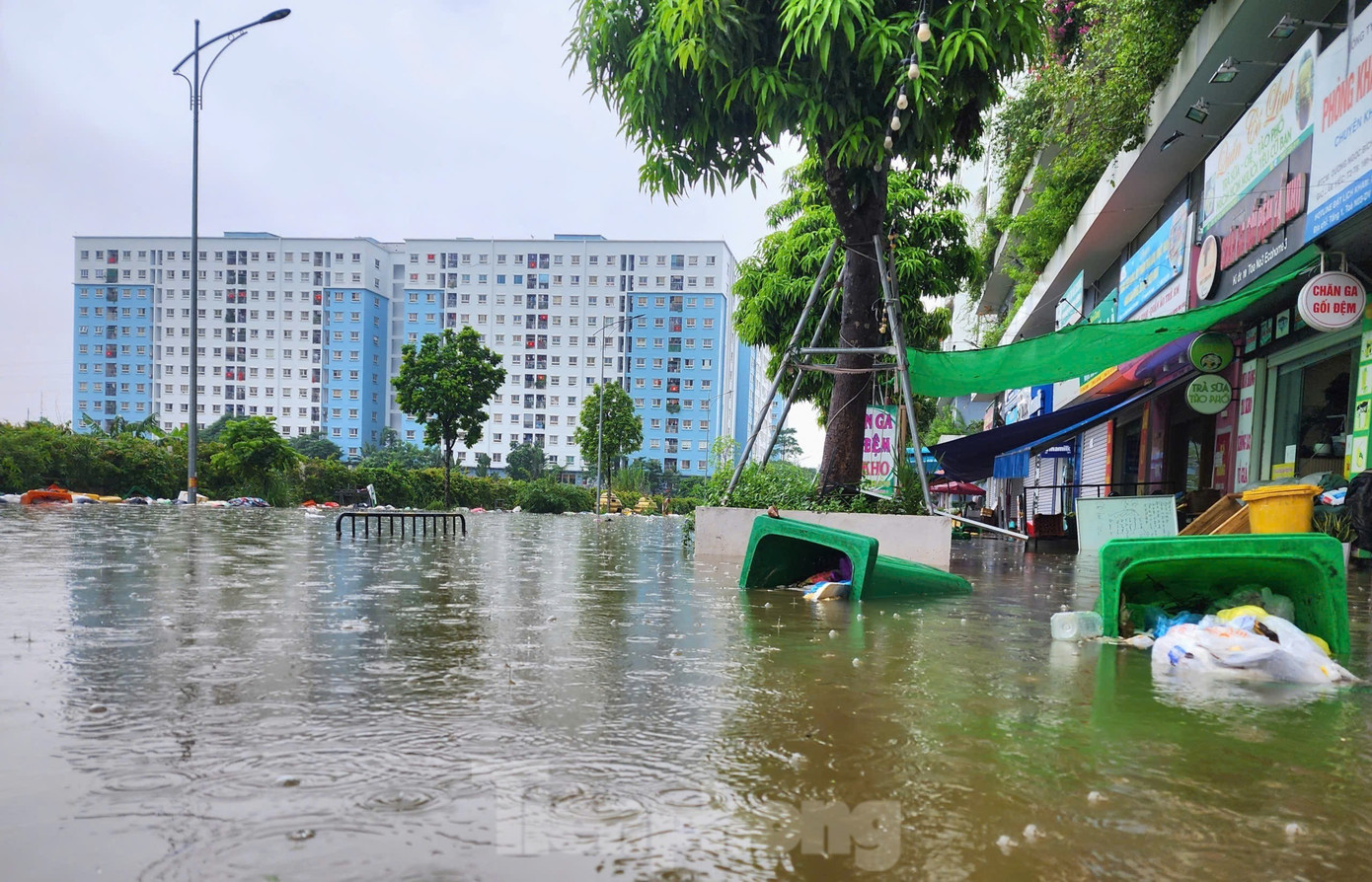 Mưa lớn kéo dài, một số tuyến phố Hà Nội vẫn ngập sâu, cuộc sống sinh hoạt bị đảo lộn- Ảnh 3.
