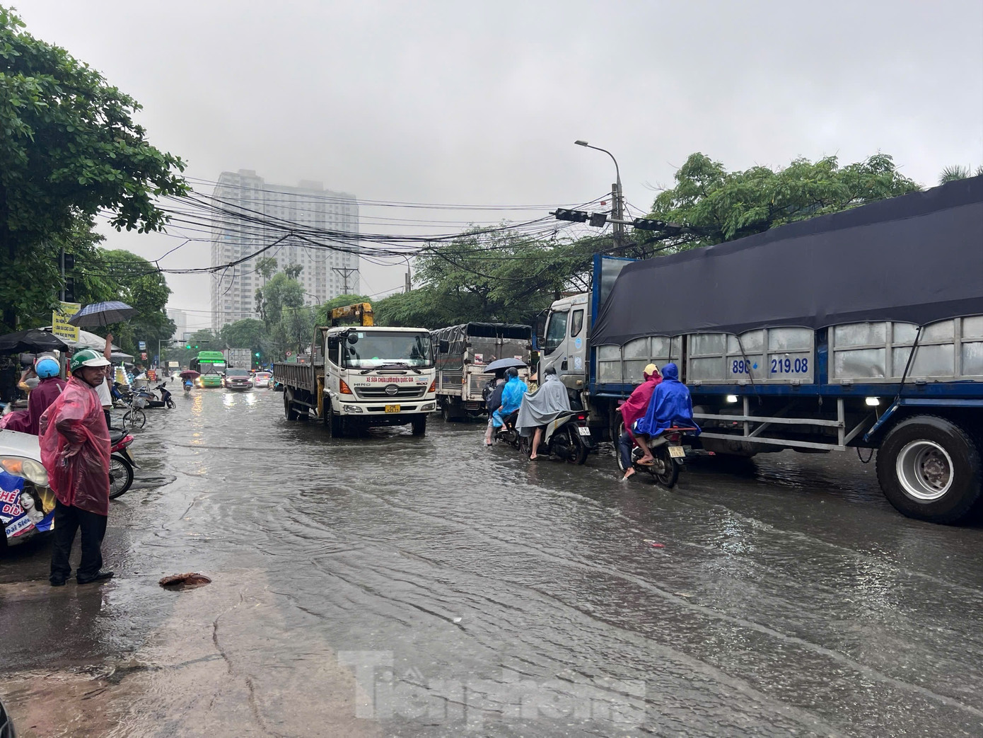 Mưa lớn kéo dài, một số tuyến phố Hà Nội vẫn ngập sâu, cuộc sống sinh hoạt bị đảo lộn- Ảnh 10.