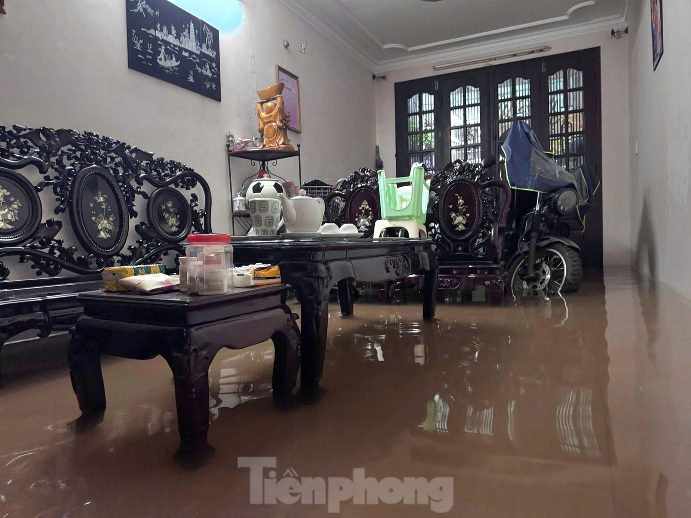 Mưa lớn kéo dài, một số tuyến phố Hà Nội vẫn ngập sâu, cuộc sống sinh hoạt bị đảo lộn- Ảnh 9.