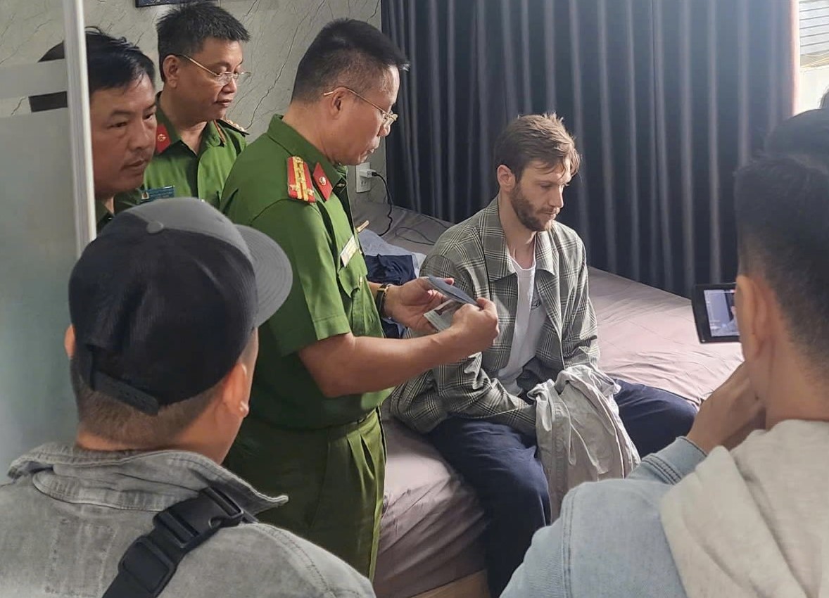 Chân dung đối tượng nước ngoài cướp tiệm vàng liều lĩnh ở Đà Nẵng: Bị bắt sau 15 giờ gây án- Ảnh 1.