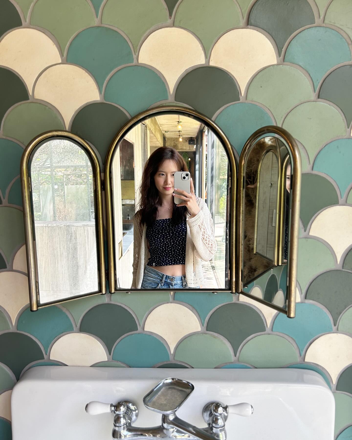 Nữ chính phim Hàn hot nhất hiện tại: Là huyền thoại nhan sắc, thời trang đơn giản mà tinh tế mọi lúc mọi nơi- Ảnh 10.