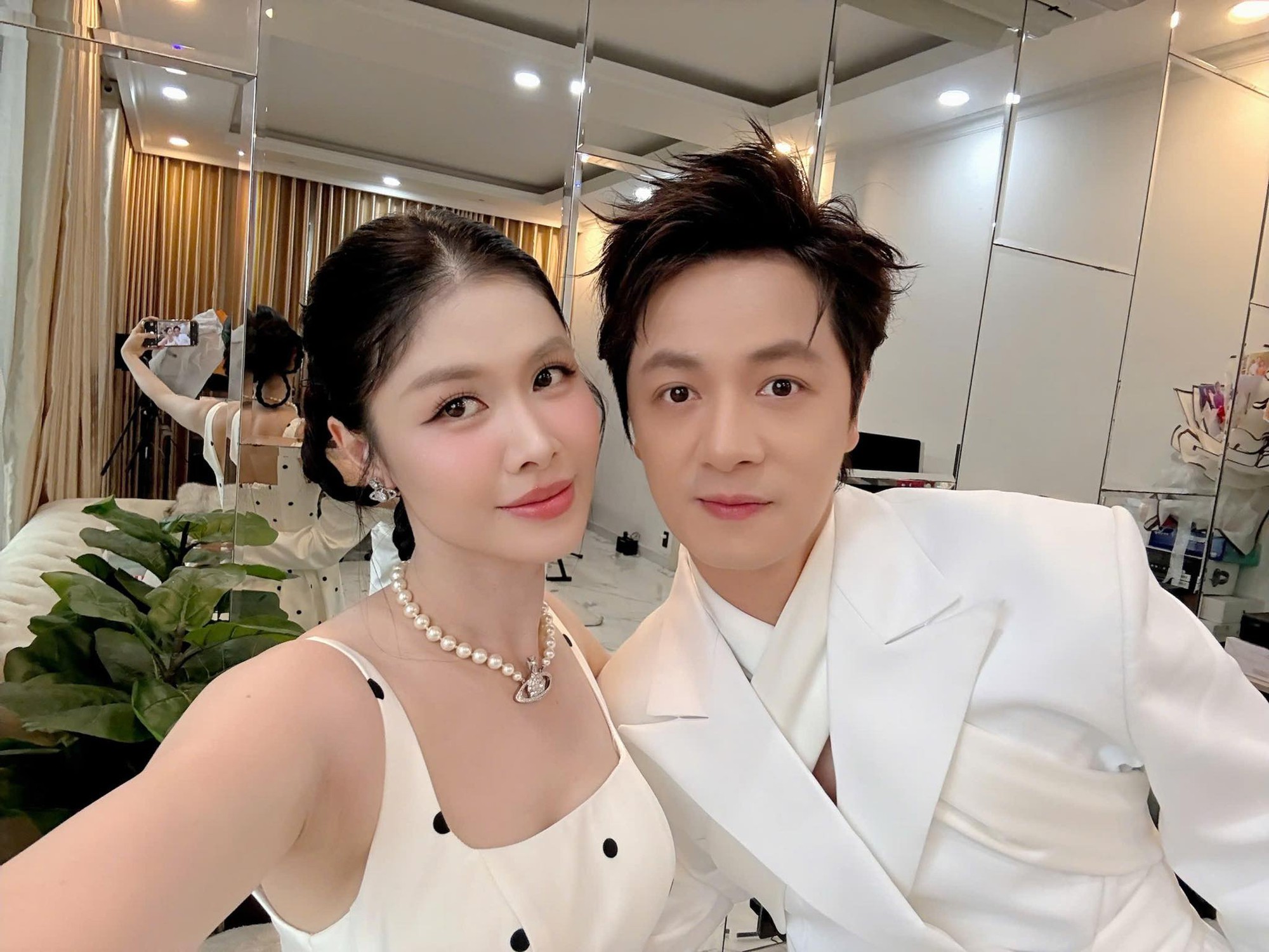 Nam nghệ sĩ sở hữu biệt thự 2 mặt tiền 50 tỷ ở TP.HCM, cưới hot girl Hà thành, sinh 3 con trai- Ảnh 2. Nam nghệ sĩ sở hữu biệt thự 2 mặt tiền 50 tỷ ở TP.HCM, cưới hot girl Hà thành, sinh 3 con trai- Ảnh 2.