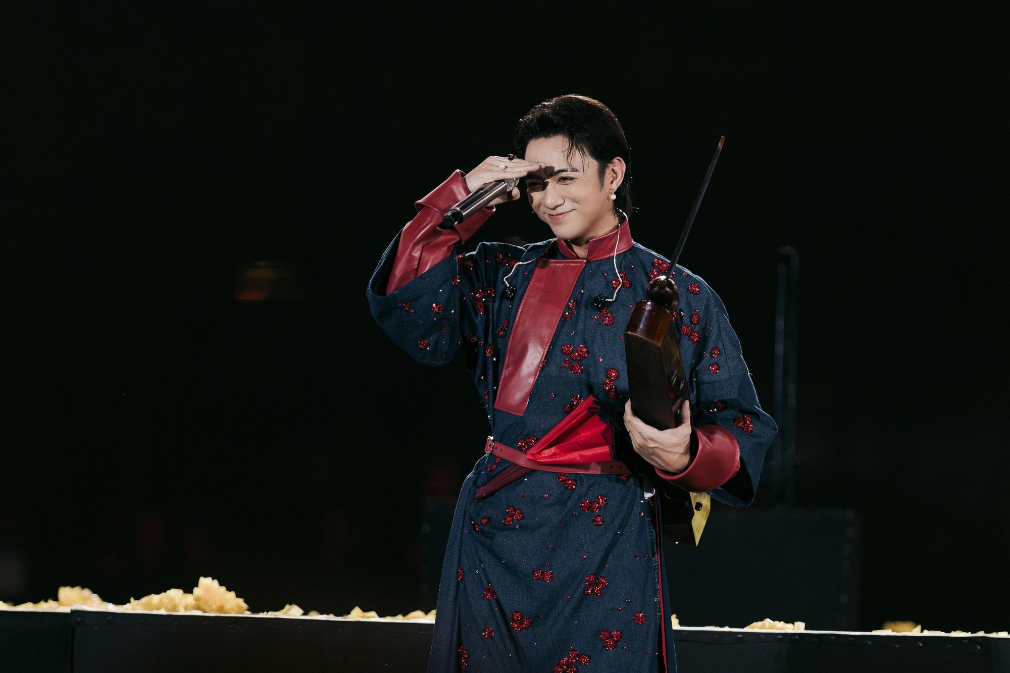 Hoàng tử Vpop cực đắt show dạo này: Có đêm chạy 2 show mệt bở người, cát-xê từng này thì tiền bao nhiêu cho hết!- Ảnh 2.