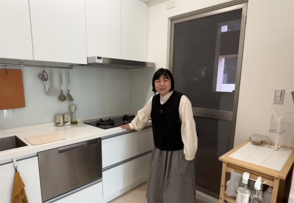 Trố mắt trước căn hộ tinh tươm của người phụ nữ trung niên: 