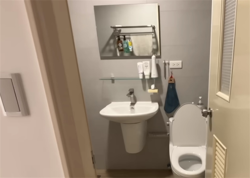 Trố mắt trước căn hộ tinh tươm của người phụ nữ trung niên: 