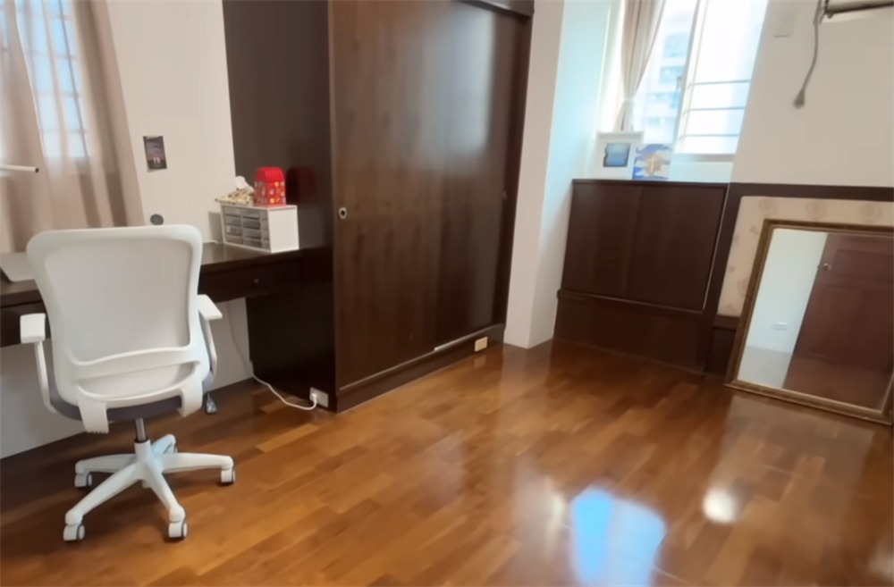 Trố mắt trước căn hộ tinh tươm của người phụ nữ trung niên: 