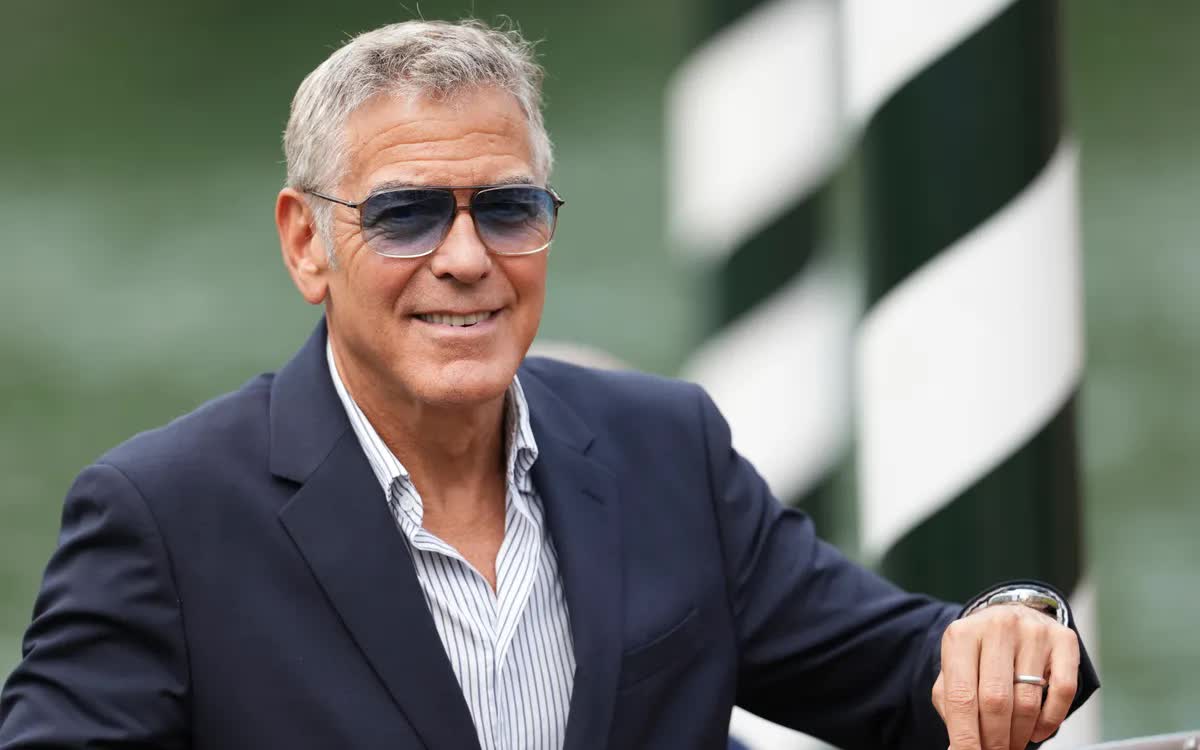 George Clooney đến dự Liên hoan phim Venice lần thứ 82 ở Venice, Ý, vào ngày 27 tháng 8. (Ảnh: Scott A Garfitt/Invision/AP)