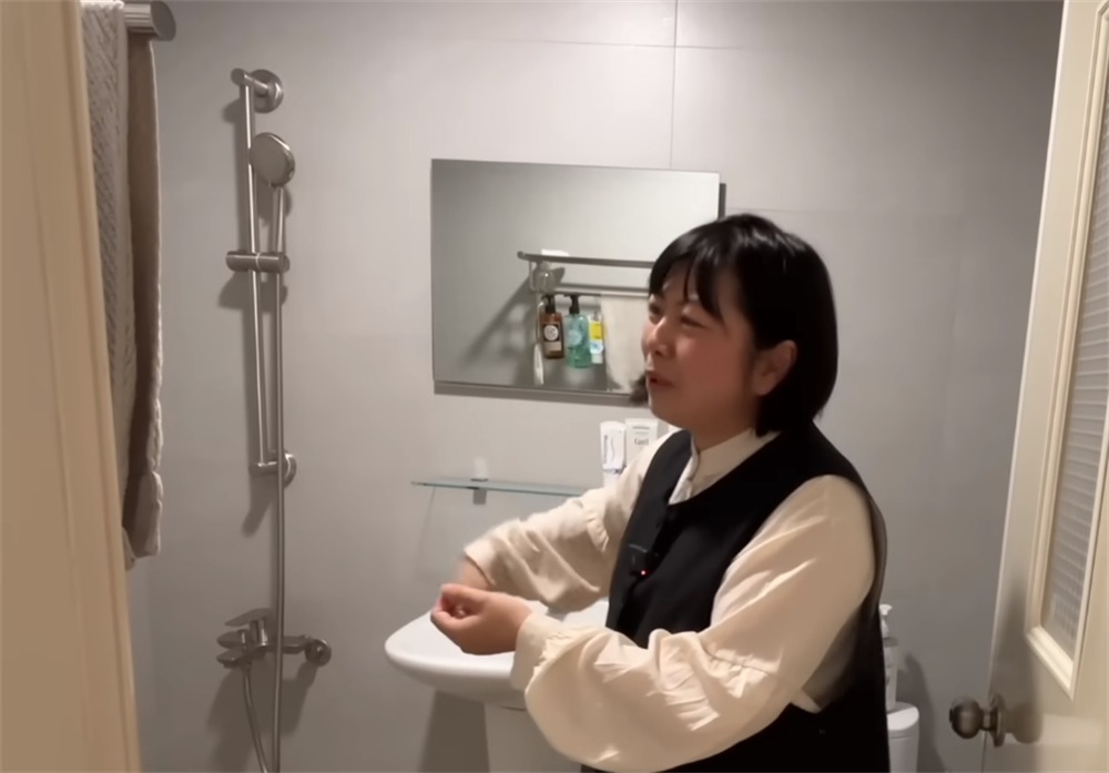 Trố mắt trước căn hộ tinh tươm của người phụ nữ trung niên: 