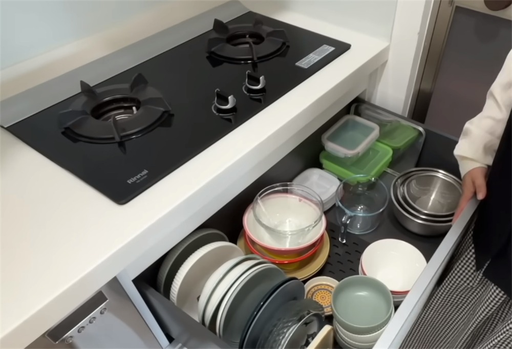 Trố mắt trước căn hộ tinh tươm của người phụ nữ trung niên: 