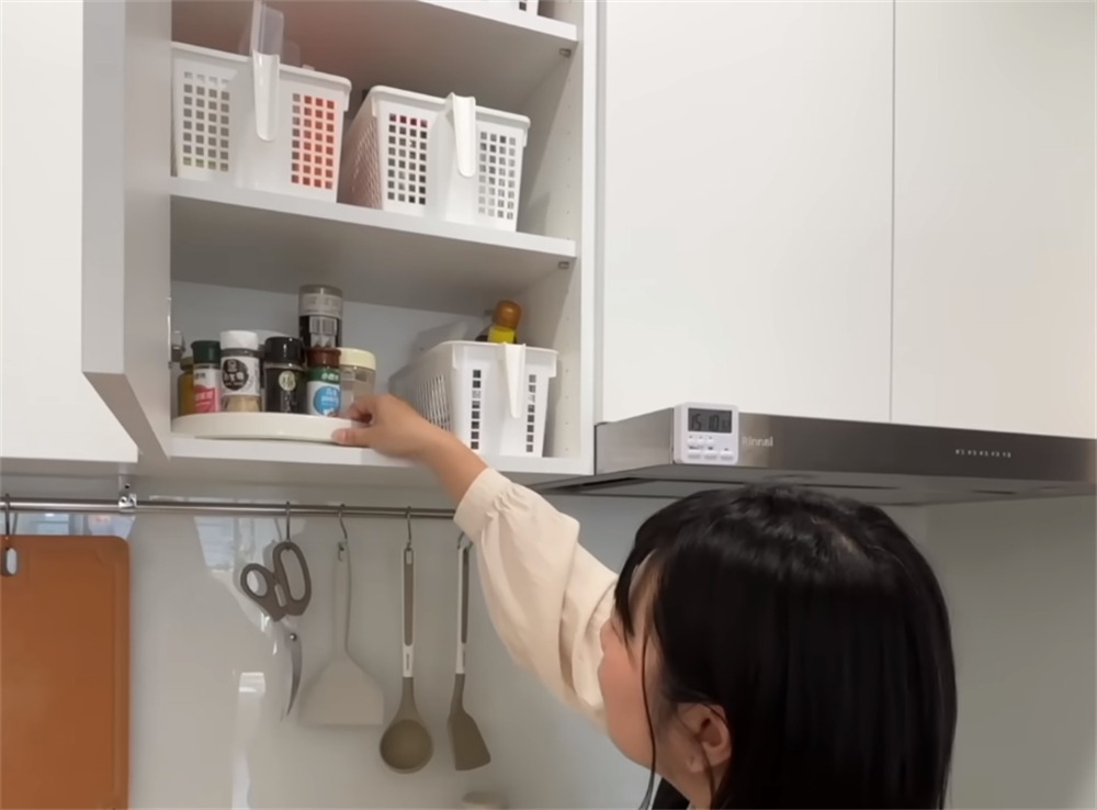 Trố mắt trước căn hộ tinh tươm của người phụ nữ trung niên: 