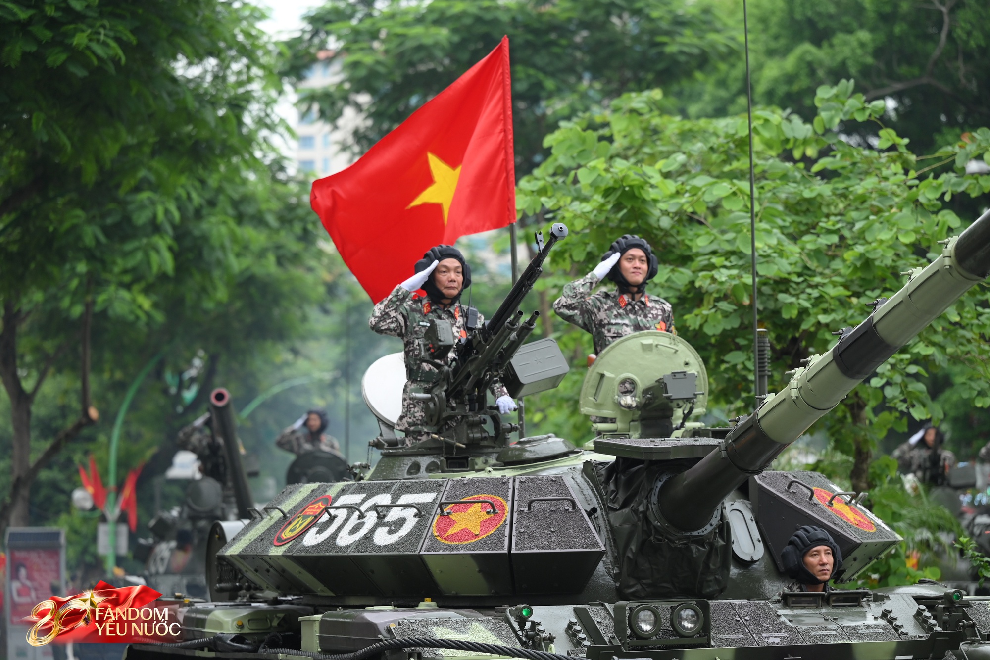 Ngắm trọn dàn xe tăng, xe thiết giáp đi giữa “rừng cây” đường Trần Phú: Hơn poster phim- Ảnh 1.