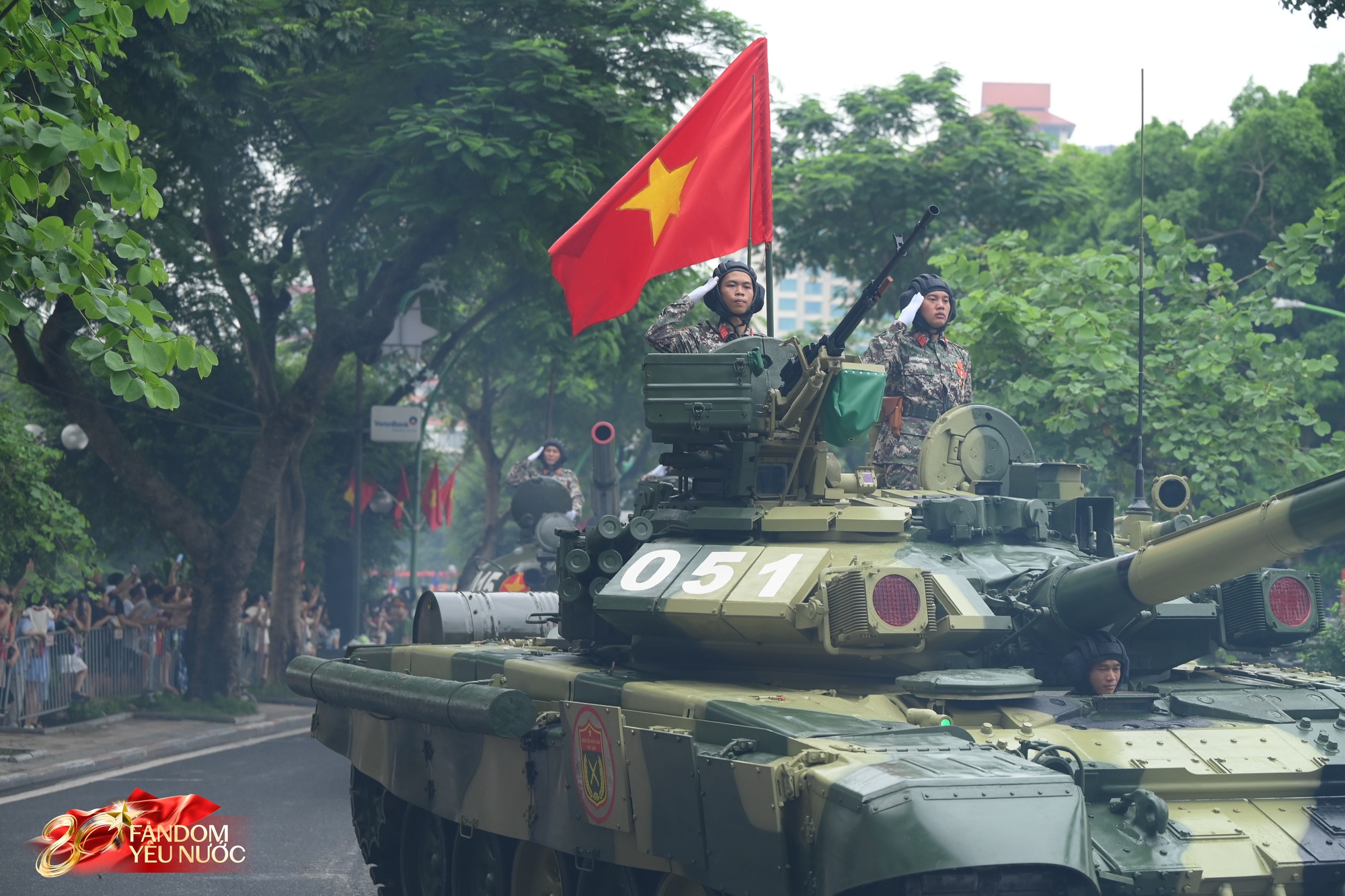 Ngắm trọn dàn xe tăng, xe thiết giáp đi giữa “rừng cây” đường Trần Phú: Hơn poster phim- Ảnh 2.