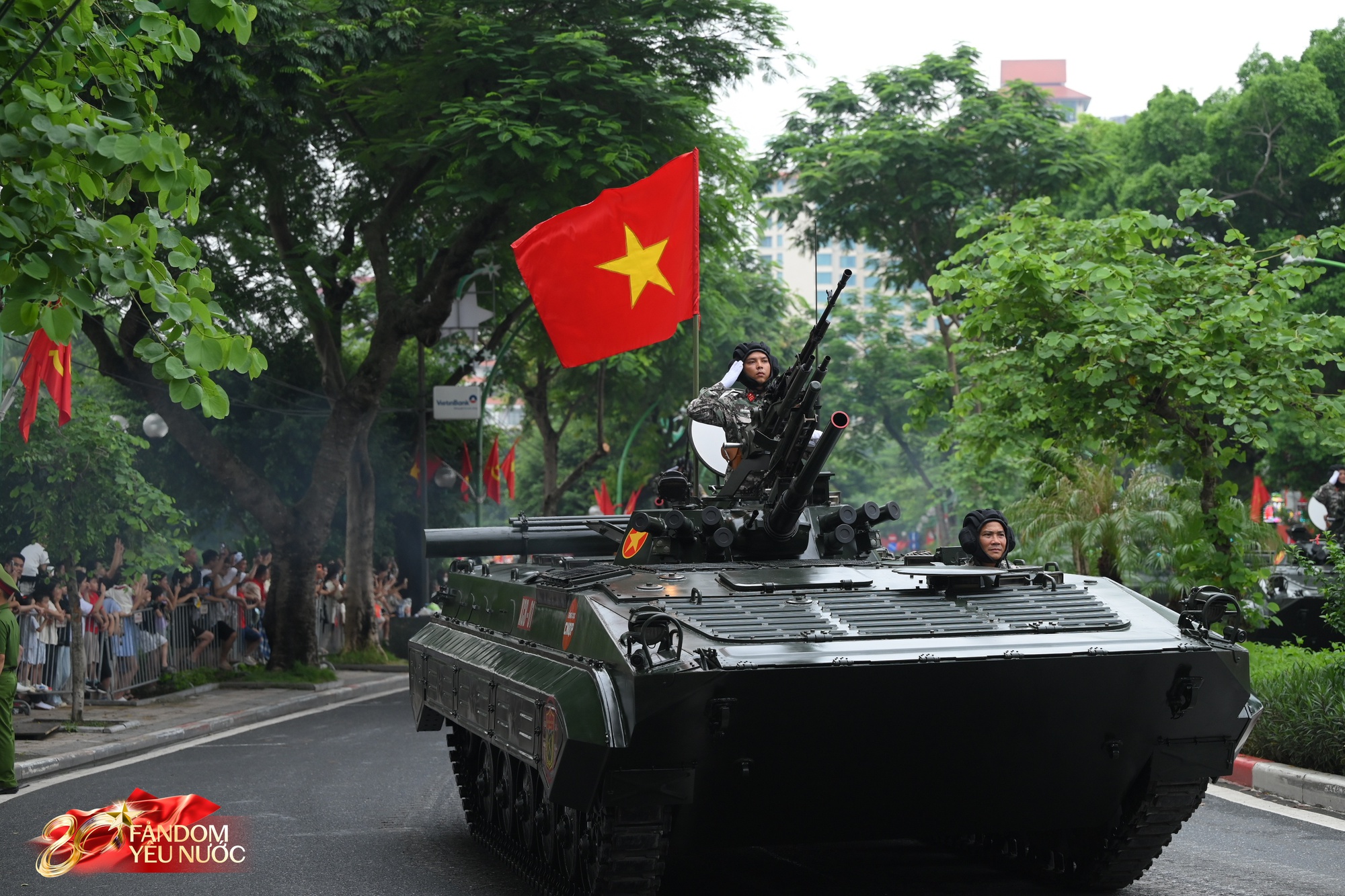 Ngắm trọn dàn xe tăng, xe thiết giáp đi giữa “rừng cây” đường Trần Phú: Hơn poster phim- Ảnh 7. Ngắm trọn dàn xe tăng, xe thiết giáp đi giữa “rừng cây” đường Trần Phú: Hơn poster phim- Ảnh 7.