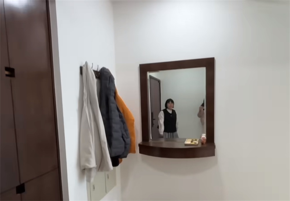 Trố mắt trước căn hộ tinh tươm của người phụ nữ trung niên: 