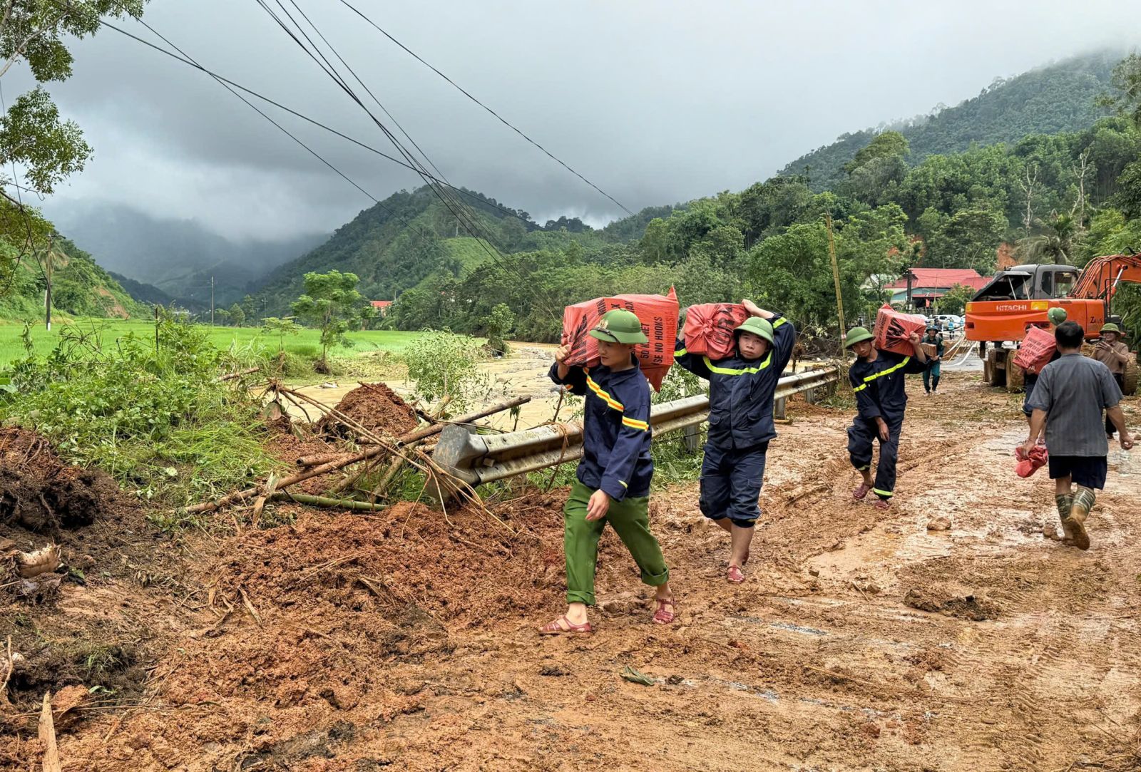 Lũ quét bất ngờ đổ về, người dân tháo chạy, cả bản tan hoang- Ảnh 5.