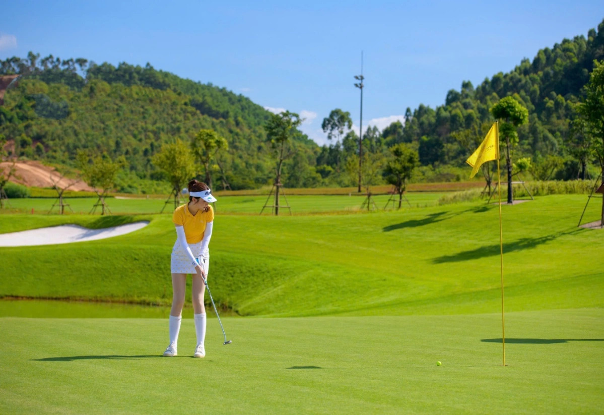 4 mỹ nhân Việt cực mê golf: Người làm đại sứ dự án golf của tập đoàn nhà chồng, người dạy con chơi từ năm 7 tuổi- Ảnh 4. 4 mỹ nhân Việt cực mê golf: Người làm đại sứ dự án golf của tập đoàn nhà chồng, người dạy con chơi từ năm 7 tuổi- Ảnh 4.