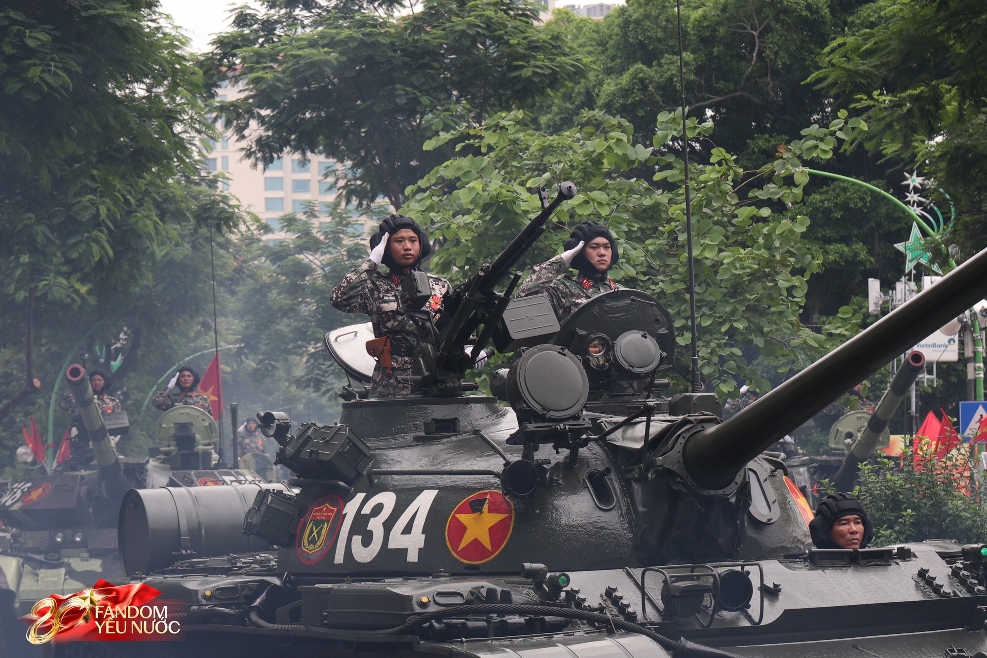 Ngắm trọn dàn xe tăng, xe thiết giáp đi giữa “rừng cây” đường Trần Phú: Hơn poster phim- Ảnh 15. Ngắm trọn dàn xe tăng, xe thiết giáp đi giữa “rừng cây” đường Trần Phú: Hơn poster phim- Ảnh 15.