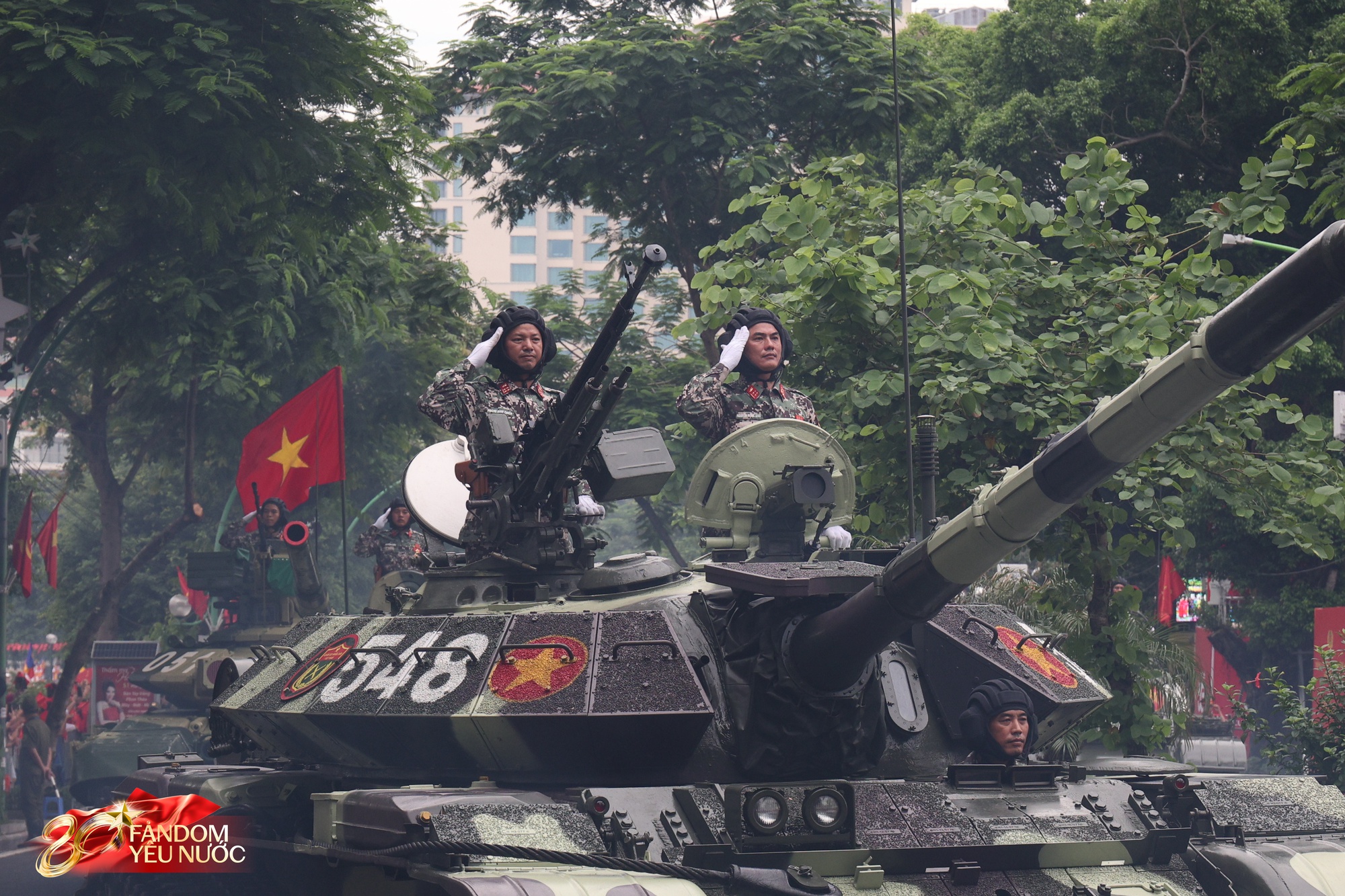 Ngắm trọn dàn xe tăng, xe thiết giáp đi giữa “rừng cây” đường Trần Phú: Hơn poster phim- Ảnh 14. Ngắm trọn dàn xe tăng, xe thiết giáp đi giữa “rừng cây” đường Trần Phú: Hơn poster phim- Ảnh 14.