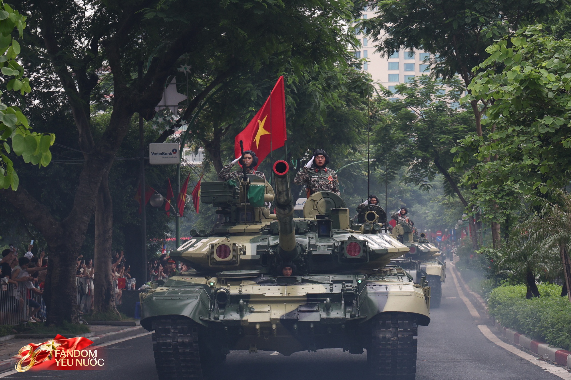 Ngắm trọn dàn xe tăng, xe thiết giáp đi giữa “rừng cây” đường Trần Phú: Hơn poster phim- Ảnh 13. Ngắm trọn dàn xe tăng, xe thiết giáp đi giữa “rừng cây” đường Trần Phú: Hơn poster phim- Ảnh 13.