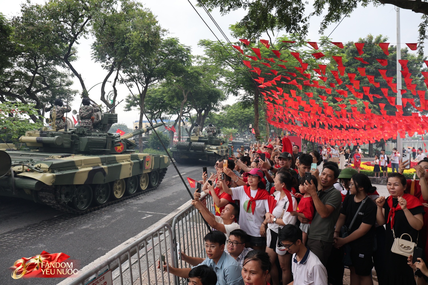 Ngắm trọn dàn xe tăng, xe thiết giáp đi giữa “rừng cây” đường Trần Phú: Hơn poster phim- Ảnh 18. Ngắm trọn dàn xe tăng, xe thiết giáp đi giữa “rừng cây” đường Trần Phú: Hơn poster phim- Ảnh 18.