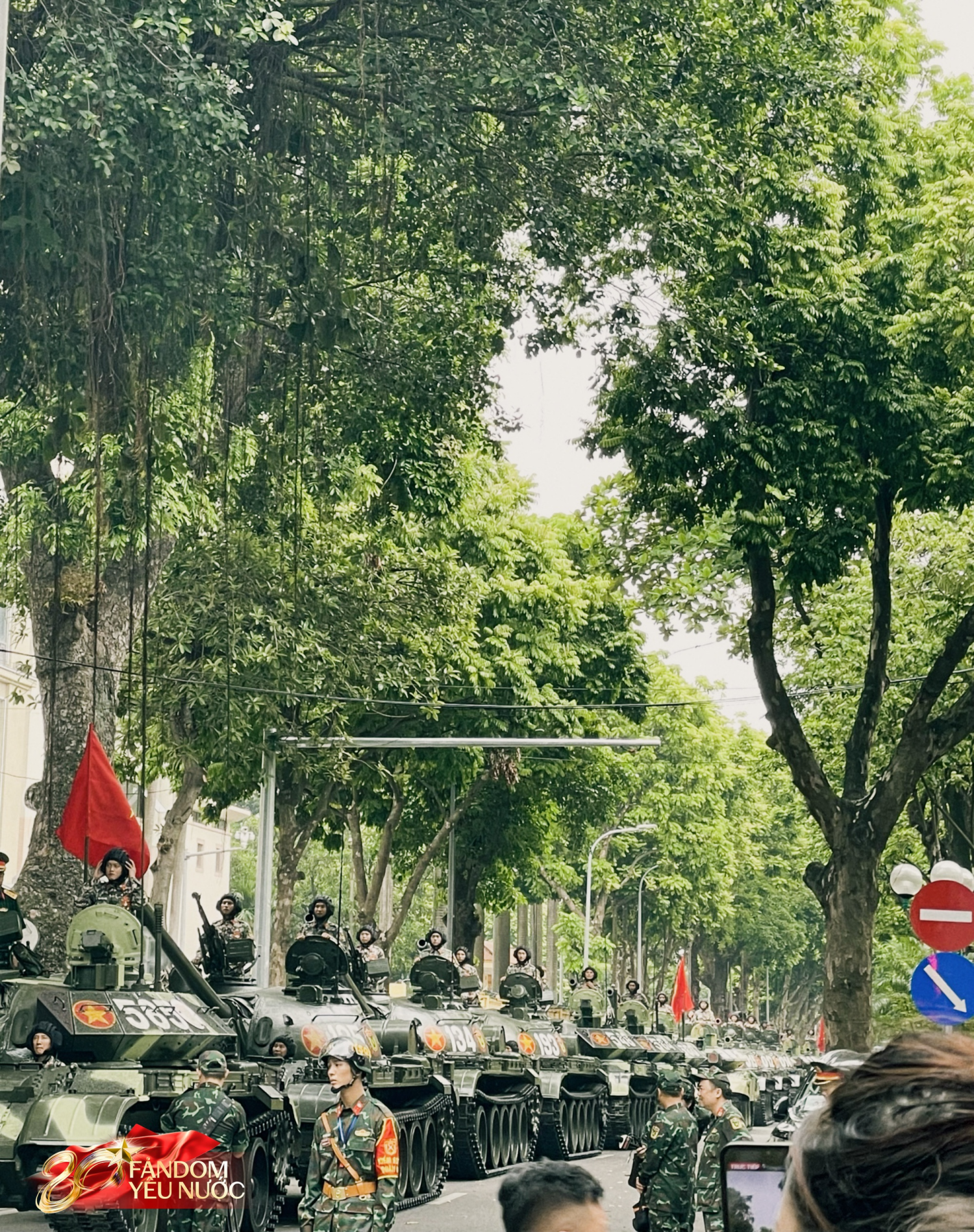 Ngắm trọn dàn xe tăng, xe thiết giáp đi giữa “rừng cây” đường Trần Phú: Hơn poster phim- Ảnh 6. Ngắm trọn dàn xe tăng, xe thiết giáp đi giữa “rừng cây” đường Trần Phú: Hơn poster phim- Ảnh 6.