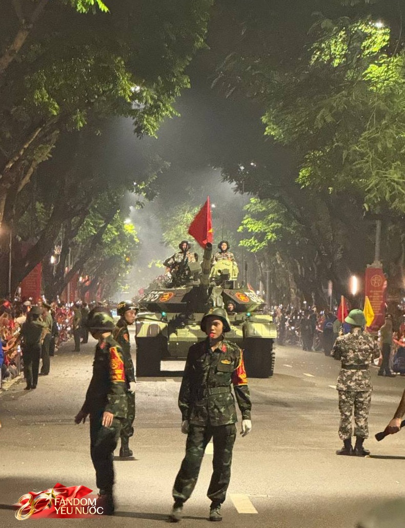 Ngắm trọn dàn xe tăng, xe thiết giáp đi giữa “rừng cây” đường Trần Phú: Hơn poster phim- Ảnh 3. Ngắm trọn dàn xe tăng, xe thiết giáp đi giữa “rừng cây” đường Trần Phú: Hơn poster phim- Ảnh 3.