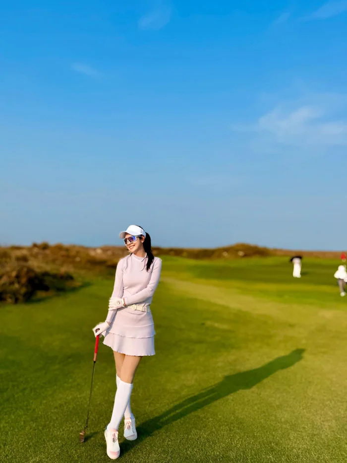 4 mỹ nhân Việt cực mê golf: Người làm đại sứ dự án golf của tập đoàn nhà chồng, người dạy con chơi từ năm 7 tuổi- Ảnh 5. 4 mỹ nhân Việt cực mê golf: Người làm đại sứ dự án golf của tập đoàn nhà chồng, người dạy con chơi từ năm 7 tuổi- Ảnh 5.