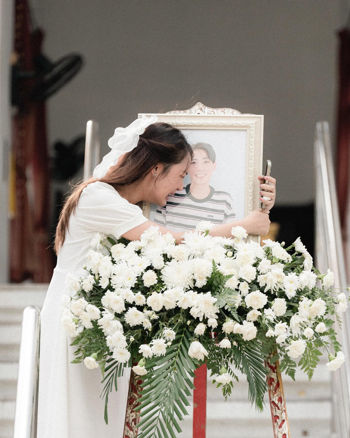 Nữ diễn viên phim bách hợp thương tiếc bạn trai vừa qua đời, lại bị Nữ diễn viên phim bách hợp thương tiếc bạn trai vừa qua đời, lại bị