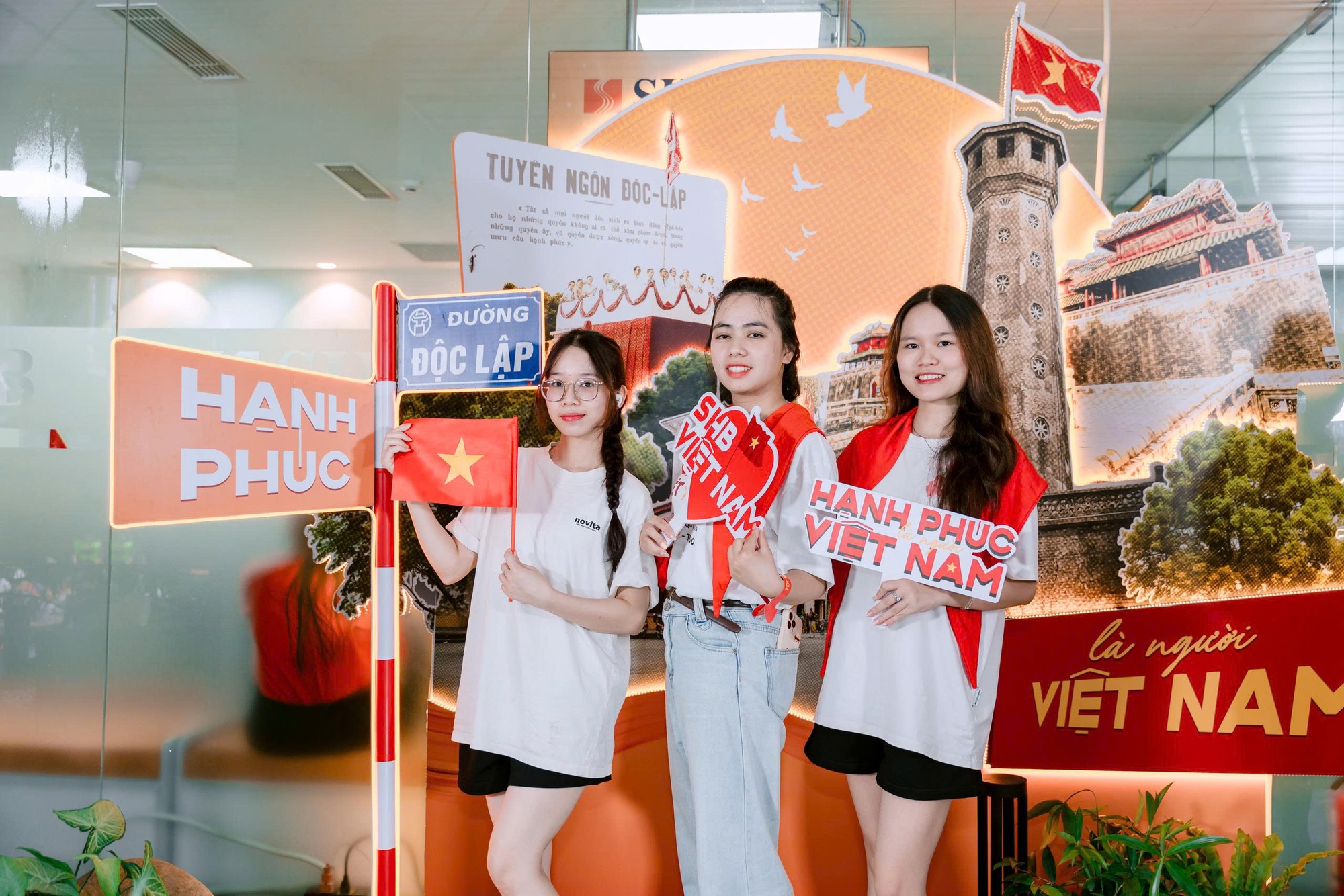 Hà Nội rạng rỡ sau mưa, photobooth SHB thành “tọa độ yêu nước” ngày Quốc khánh- Ảnh 3.