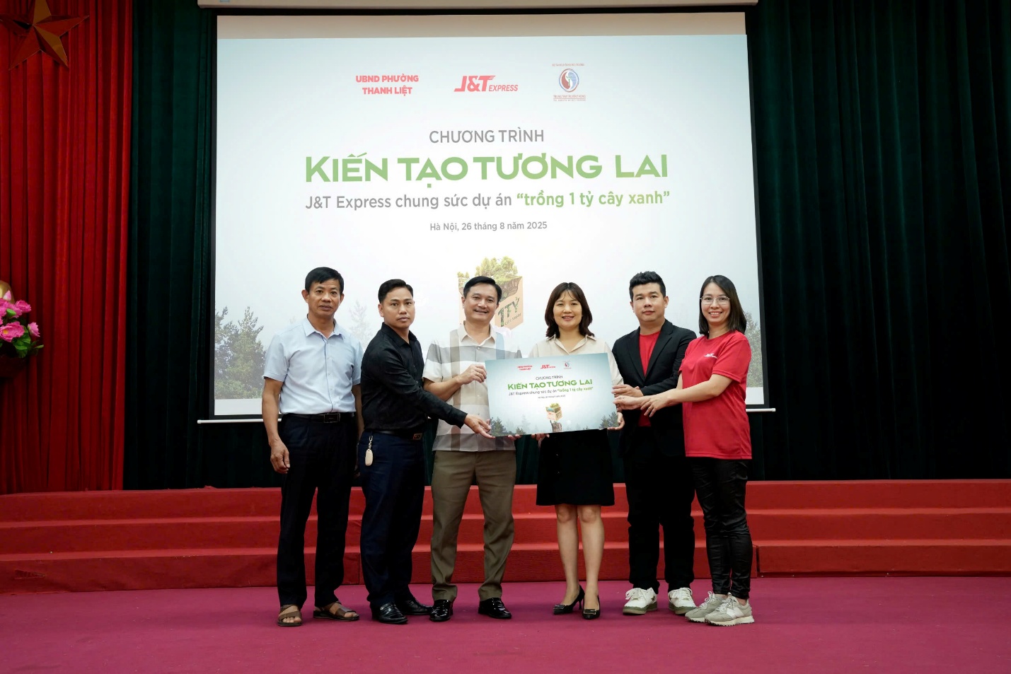 J&T Express hưởng ứng phong trào trồng cây trong dịp kỷ niệm 80 năm Cách mạng Tháng Tám và Quốc khánh 2/9- Ảnh 2.