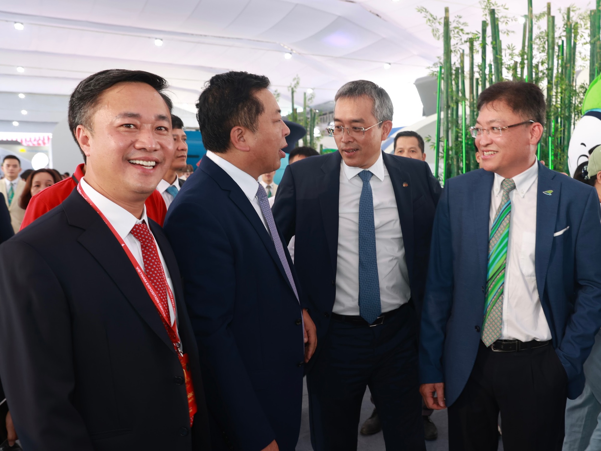 Hàng ngàn lượt khách ghé thăm không gian trưng bày của Bamboo Airways trong ngày đầu Triển lãm Thành tựu Đất nước- Ảnh 2.